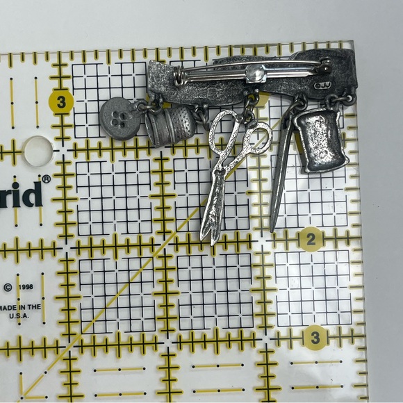 JJ Crafter Brooch Sewing Quilting Seamstress Charms - Picture 4 of 5